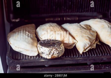 Frische Lammkebabs mit Salat in Pita Brot, Marokko Stockfoto