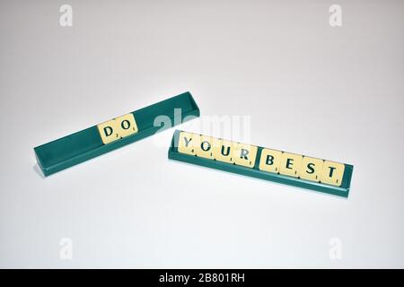 Scrabble Fliesen machen Sie Ihr Bestes. Motivationszitat Scrabble blockiert Briefe Grauer Hintergrund Lebenszitat induzieren Alphabet. Stockfoto