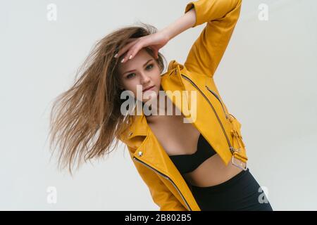 Junges faires Mädchen mit langen, fliegenden Haaren im Studio, Weitwinkelobjektiv und Blick auf die Kamera. Stockfoto