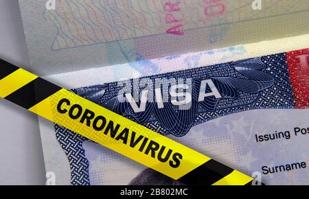 Coronavirus COVID-19 Quarantänestreifen auf einem Reisepass mit amerikanischem VISUM. Konzept für Reiseverbot, Epidemie in den USA und globale Pandemie Stockfoto