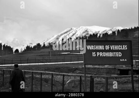 Lustige Zeichen, Waschen von Fahrzeugen verboten, Gulmarg, Baramulla, Kaschmir, Jammu und Kashmir, Indien, Asien Stockfoto