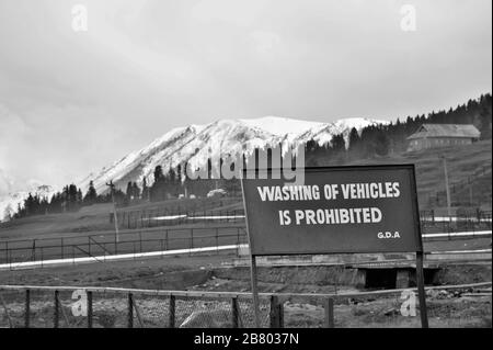 Lustige Zeichen, Waschen von Fahrzeugen verboten, Gulmarg, Baramulla, Kaschmir, Jammu und Kashmir, Indien, Asien Stockfoto