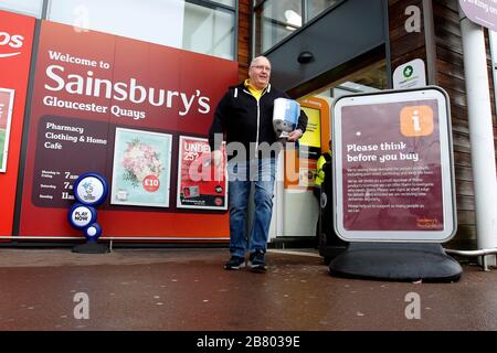 Gloucester, Großbritannien. März 2020. Einkäufer, die in Sainsburys Gloucester Quays Store für die frühe Eröffnung eintreffen, die sich an ältere und verletzliche Käufer aufgrund des Covid-19-/Coronavirus Ausbruchs in Großbritannien richtet. Mehr als 200 Käufer kamen in weniger als einer Stunde. Kredit: Andrew Higgins/Thousand Word Media Ltd/Alamy Live News Stockfoto
