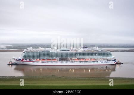 Moormerland, Deutschland. März 2020. Der neue Kreuzfahrtschiff "Iona" hat die Meyer-Werft verlassen und fährt auf der EMS. Die "Iona" mit 184.700 GT ist das größte Schiff, das jemals von Meyer an der EMS gebaut wurde. Kredit: Sina Schuldt / dpa / Alamy Live News Stockfoto