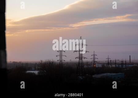 Hochspannungspole. Hochspannungsposten Hochspannungsturm Stockfoto