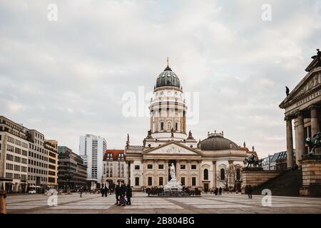 Panoramablick auf den Gendarmenmarkt mit Konzerthalle Berlin, Deutschland Stockfoto