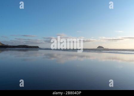 Auckland Region, Neuseeland. Muriwai Strand bei Ebbe Stockfoto