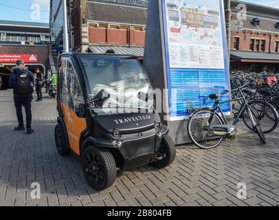 Amsterdam, Holland - 7. Oktober 2018. Elektroauto zum Mieten in der Innenstadt. Amsterdam ist bekannt für sein künstlerisches Erbe und seine schmalen Häuser mit verkabelten Fassaden. Stockfoto