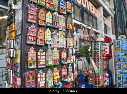 Amsterdam, Holland - 7. Oktober 2018. Kühlschrank Magnet für Touristen Souvenirs im Shop. Amsterdam ist bekannt für sein künstlerisches Erbe und seine engen Häuser mit ga Stockfoto
