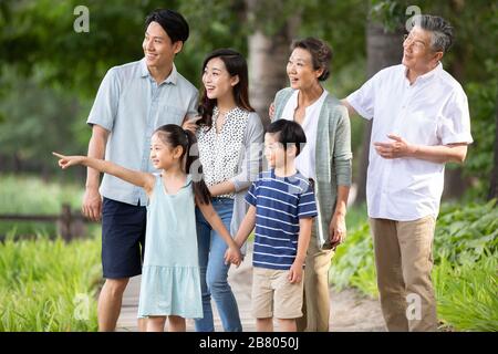 Glückliche chinesische Familie, die sich im Park entspannt Stockfoto
