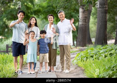 Glückliche chinesische Familie, die sich im Park entspannt Stockfoto