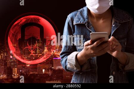 Tourist mit Maske und Telefon. Covid-19-Virus-Ausbruch Hintergrund. Coronavirus Pandemie, Wort COVID-19 auf der globalen Karte der Nacht. Neuartiges Coronavirus Stockfoto