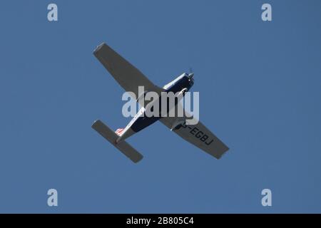 G-EGBJ, eine privat geführte Piper PA-28-161 Warrior II, die auf dem Firth of Clyde in der Flucht über Greenock gefangen wurde. Stockfoto