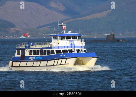 Die Passagierfähre "Argyll Ferries" Ali Cat passiert das U-Boot "HMS Ambush" (S120) der Royal Navy vor Gourock am Firth of Clyde. Stockfoto