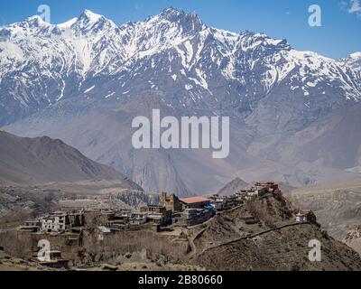 Erstaunliche Himalaya-Landschaft in der Mustang-Region in Nepal mit dem kleinen Dorf Jharkot und der Bergkette im Hintergrund Stockfoto