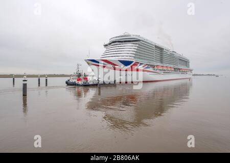 Moormerland, Deutschland. März 2020. Das neue Kreuzfahrtschiff "Iona" hat die EMS-Sperre passiert. Die "Iona" mit 184.700 GT ist das größte Schiff, das jemals von Meyer an der EMS gebaut wurde. Kredit: Sina Schuldt / dpa / Alamy Live News Stockfoto