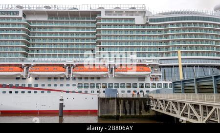 Moormerland, Deutschland. März 2020. Das neue Kreuzfahrtschiff "Iona" passiert die EMS-Sperre. Die "Iona" mit 184.700 GT ist das größte Schiff, das jemals von Meyer an der EMS gebaut wurde. Kredit: Sina Schuldt / dpa / Alamy Live News Stockfoto