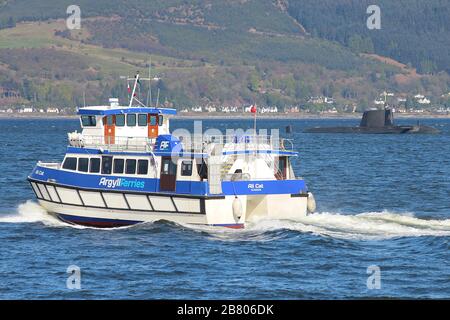 Die Passagierfähre "Argyll Ferries" Ali Cat passiert das U-Boot "HMS Ambush" (S120) der Royal Navy vor Gourock am Firth of Clyde. Stockfoto