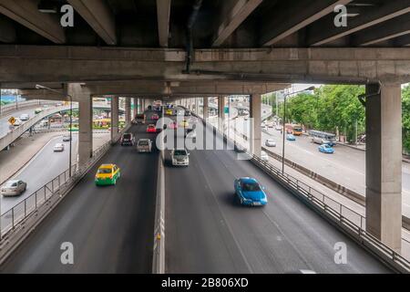 Ein kompliziertes Autobahnkreuz für die Stadtkommunikation in der thailändischen Metropole Bangkok Stockfoto