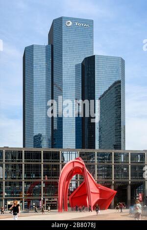 Die stabile Skulptur von Calder nannte die Rote Spinne auf der Esplanade und den Gesamtturm im Geschäftsgebiet La Defense im West-Zentrum von Paris Stockfoto