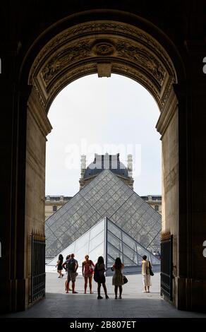 Besucher bewundern das Louvre Museum von der Richelieu Wing Passage Stockfoto