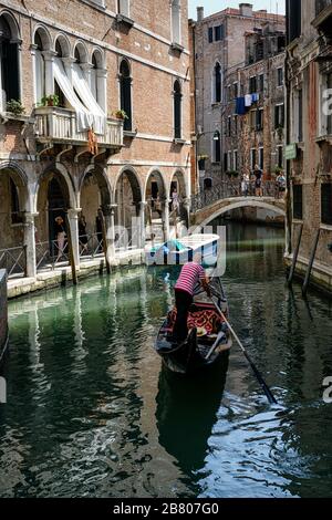 Ein Gondelier auf seiner Gondel in Venedig Stockfoto