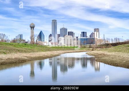 Skyline von Downtown Dallas und Reflection in Stream - Dallas, Texas, USA Stockfoto