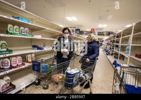 London, Großbritannien. März 2020. Panic Shopping First Thing heute Morgen in einem Tesco Superstore in South London, Großbritannien. Die Menschen werden vorbereitet, da London möglicherweise mit einem Coronavirus konfrontiert wird, der ähnlich wie in anderen europäischen Städten zu sehen ist. Kredit: Jeff Gilbert/Alamy Live News Stockfoto