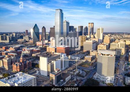 Luftaufnahme der Innenstadt von Dallas an einem Sommernachmittag - Dallas, Texas, USA Stockfoto