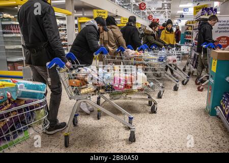 London, Großbritannien. März 2020. Panic Shopping First Thing heute Morgen in einem Tesco Superstore in South London, Großbritannien. Die Menschen werden vorbereitet, da London möglicherweise mit einem Coronavirus konfrontiert wird, der ähnlich wie in anderen europäischen Städten zu sehen ist. Kredit: Jeff Gilbert/Alamy Live News Stockfoto