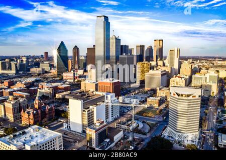 Luftaufnahme der Innenstadt von Dallas an einem Sommernachmittag - Dallas, Texas, USA Stockfoto