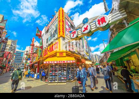 Tokio, Japan - 18. April 2017: asiatische Menschen und Touristen auf dem beliebten Straßenmarkt Ameya-Yokocho in der Nähe des Bahnhofs Ueno. Verkaufsstände, Geschäfte, Restaurants, Straße Stockfoto