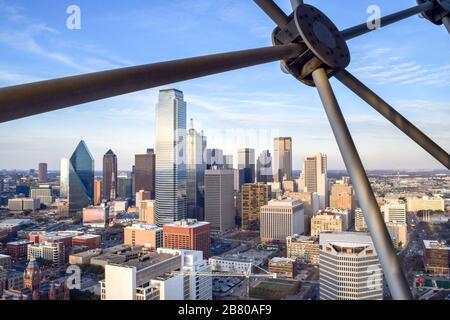 Luftansicht der Innenstadt von Dallas bei Sonnenuntergang, von der nahe gelegenen Aussichtsplattform Tower aus gesehen - Dallas, Texas, USA Stockfoto