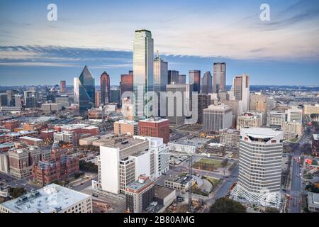 Luftbild der Innenstadt von Dallas an einem Sommerabend - Dallas, Texas, USA Stockfoto