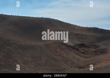 Trekking auf dem Kamm des Vulkans auf dem Ätna, Sizilien, Italien Stockfoto