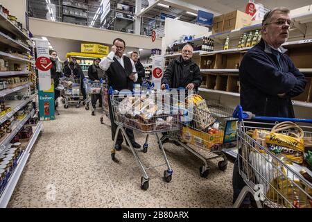 Panic Shopping First Thing heute Morgen in einem Tesco Superstore in South London, Großbritannien. Die Leute werden vorbereitet, als London vor einem Covid-19-Lockdown steht Stockfoto