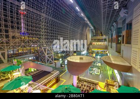 Kyoto, Japan - 27. April 2017: Nächtliche Luftansicht des Fensterglases im Inneren der Kyoto-Station. Der Skyway-Tunnel ermöglicht es den Besuchern, den zu Fuß zu erreichen Stockfoto