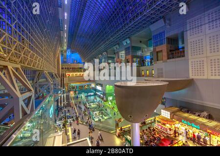 Kyoto, Japan - 27. April 2017: Luftansicht des Innenraums der Kyoto-Station bei Nacht beleuchtet. Der Skyway-Tunnel ermöglicht es den Besuchern, die Länge von zu Fuß zu erreichen Stockfoto