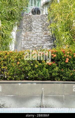 Der moderne Wasserfall, der in Singapur zu sehen ist. Stockfoto