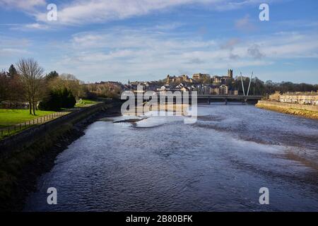Die Skyline von Lancaster mit dem Fluss Lune im Vordergrund Stockfoto