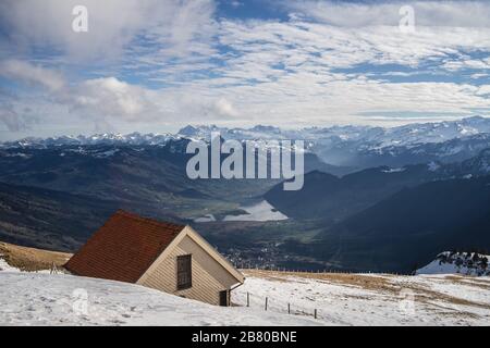 Schöne Aussicht auf die Rigi-Bergkette auf einem sonnigen Wintertag mit Backsteingebäuden Stockfoto