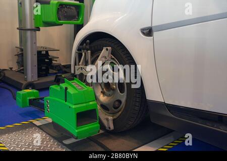 Fahrzeug für integrierte Diagnose an der Service-Station. Transport Stockfoto