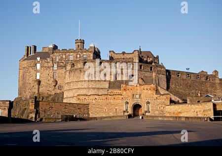 Edinburgh, Großbritannien. März 2020. Coronavirus-Schließungen, Edinburgh Historic Buildings Lockdown. März 2020. Historisches Umfeld Schottland hat den Rat der schottischen Regierung angenommen, Edinburgh Castle am Freitag, den 20. März, vom Geschäftsschluss abzusperren. Stockfoto