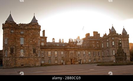 Edinburgh, Großbritannien. März 2020. Coronavirus-Verschlüsse, historische Gebäude in Edinburgh schließen sich ab. März 2020. Historisches Umfeld Schottland hat die schottische Regierung beraten, um Edinburgh Castle und Holyrood Palace am Freitag, den 20. März aus dem Geschäftsschluss zu sperren. Die Gebäude des Scott Monument und des National Museum of Scotland wurden bereits Anfang dieser Woche geschlossen Stockfoto