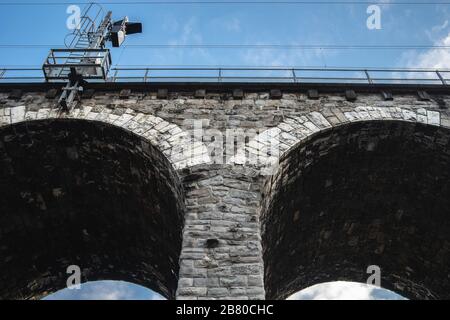 Niedriger Winkel Aufnahme der Ziegelbögen des Viadukts In Zürich Schweiz gegen blauen Himmel Stockfoto