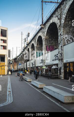 Lange Aufnahme eines alten verlassenen Viadukts, das in Geschäfte in Zürich, Schweiz, umgebaut wurde Stockfoto