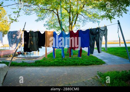Trocknen von farbigem Leinen auf der Wäscheleine, Burano Island, in der Nähe von Venedig, Italien. Stockfoto