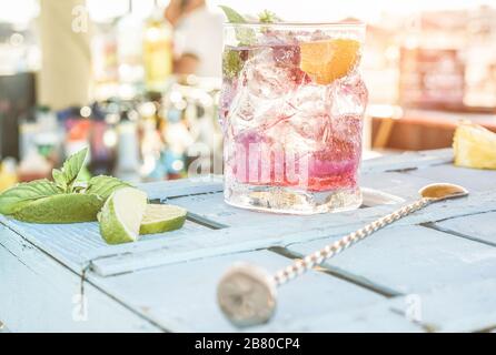 Beeren mojito Cocktail an der blauen Holzbar Theke - Tropical, Drinks, Party und Konzept - Fokus auf Glas Stockfoto