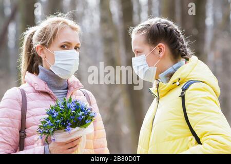 Mädchen und Frau in medizinischen Masken gesperrt, Straße Stockfoto