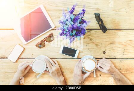 Ein Paar Liebhaber, die Cappuccino im Restaurant der Kaffeebar im Urlaub trinken - die Leute jubeln und toben mit Blick auf den oberen Punkt - Kaffeepause Co Stockfoto